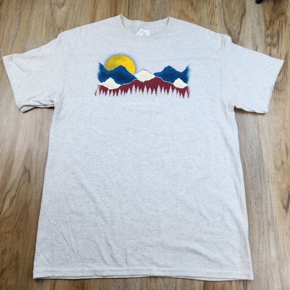 🔹️NWT Cream Leavenworth Washington Mountain Scene Short Sleeve Top Men's Large